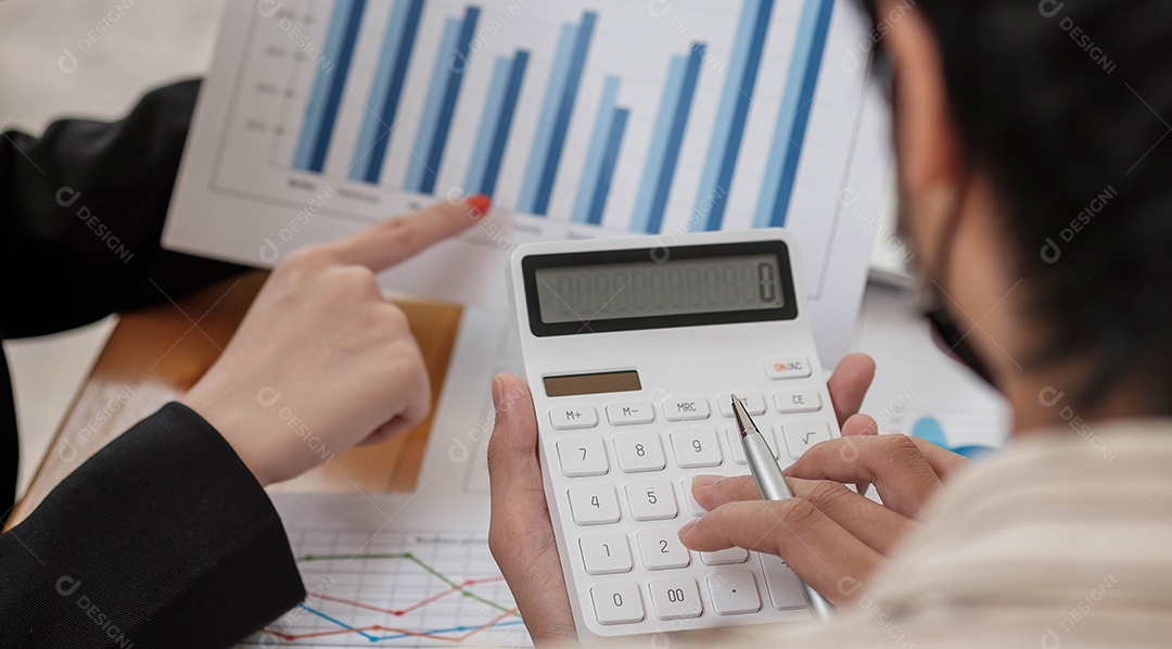 Empresário e o parceiro usando a calculadora e o relatório de pontos para calcular finanças