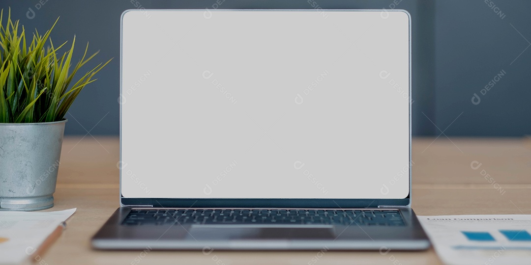 Tablet digital com tela branca em branco na mesa.