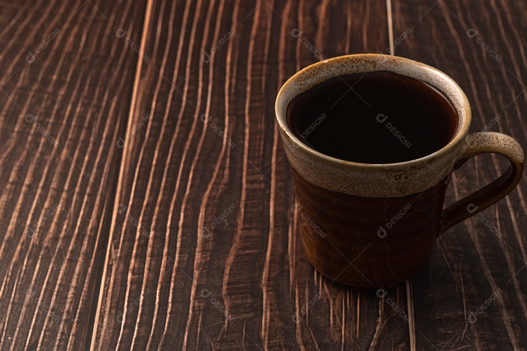 Adoro beber café, canecas de café e grãos de café na mesa