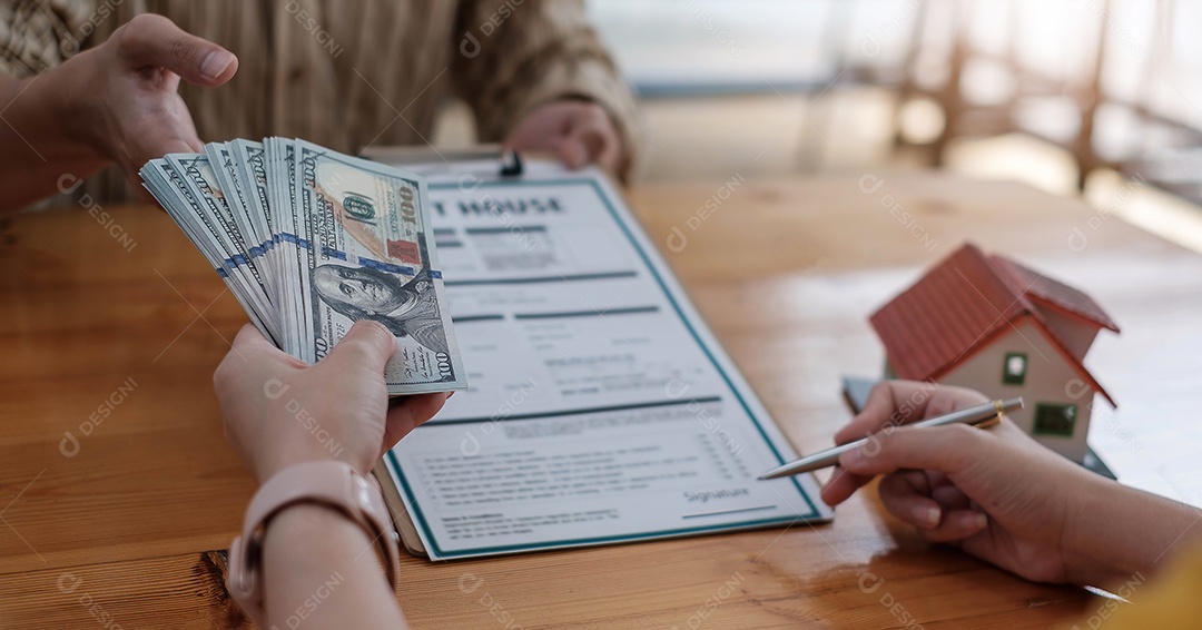 Agente imobiliário ajudando o cliente a assinar o contrato