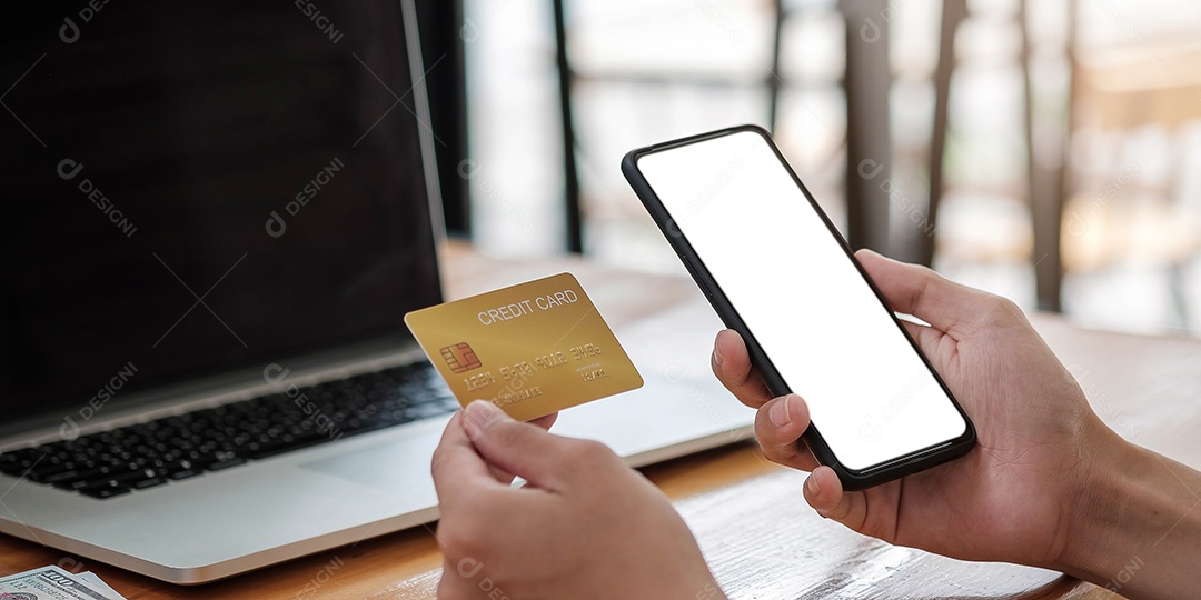 Pagamento online, as mãos do homem segurando um cartão de crédito