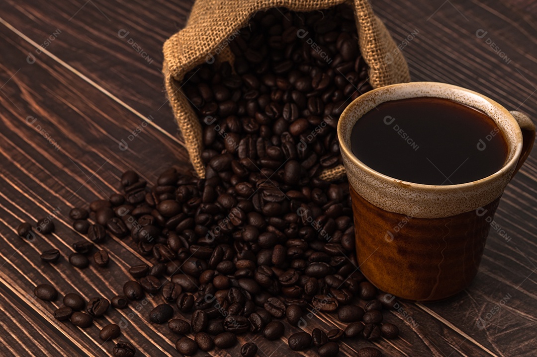 Adoro beber café, canecas de café e grãos de café na mesa