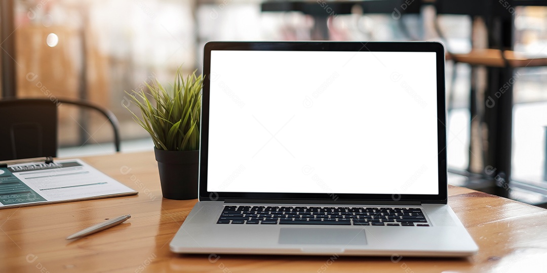 Tablet digital com tela branca em branco na mesa. espaço de trabalho