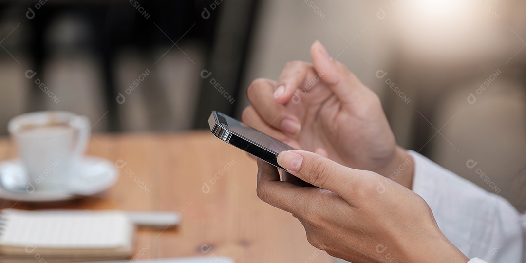 Garota apontando o dedo na tela do telefone inteligente