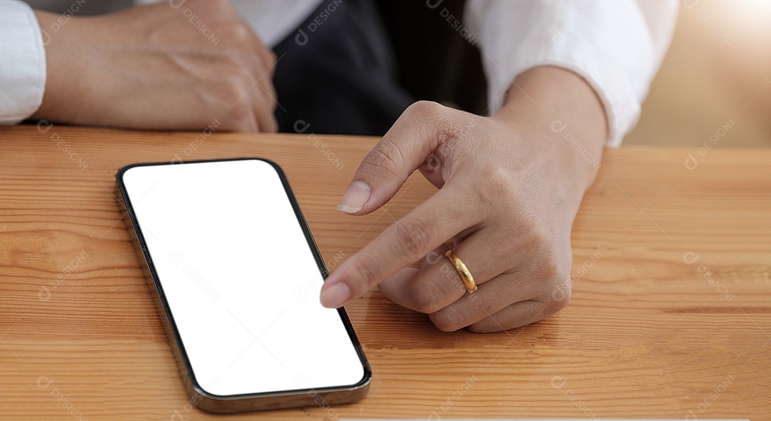 Mão de uma mulher usando um telefone inteligente com tela em branco