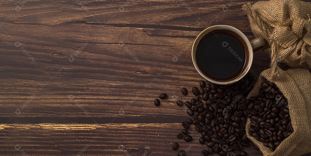 Adoro beber café, canecas de café e grãos de café na mesa