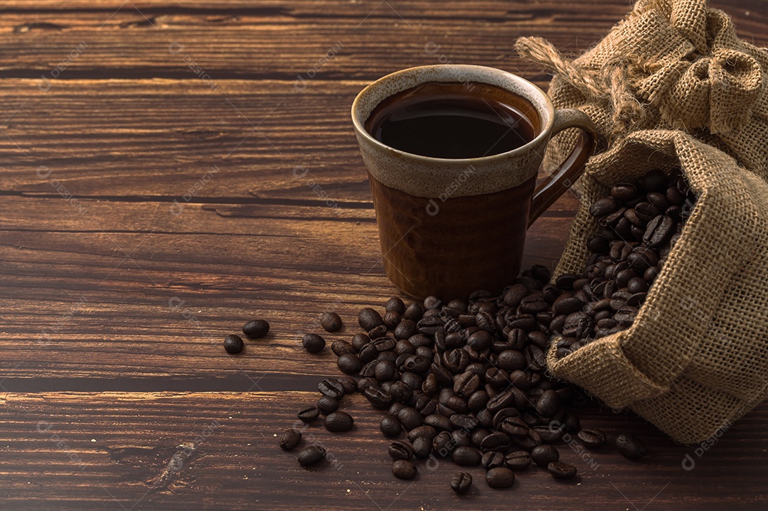 Adoro beber café, canecas de café e grãos de café na mesa