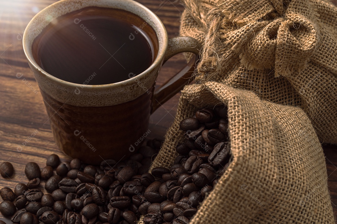 Adoro beber café, canecas de café e grãos de café na mesa