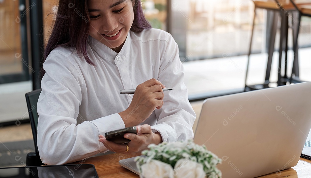 Retrato de mulher de negócios asiática atraente trabalhando com smartphone
