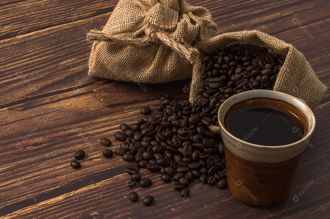 Adoro beber café, canecas de café e grãos de café na mesa