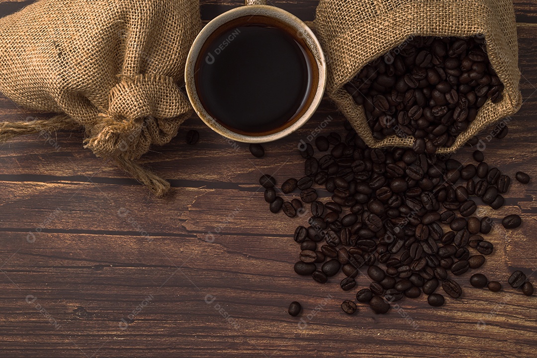 Adoro beber café, canecas de café e grãos de café na mesa
