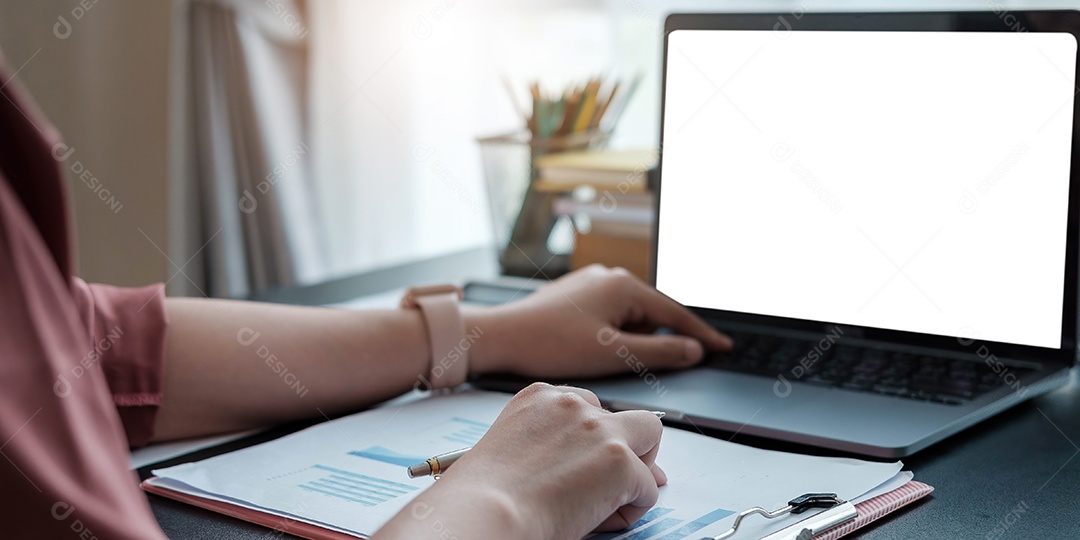Mulher de negócios com tablet na loja de café
