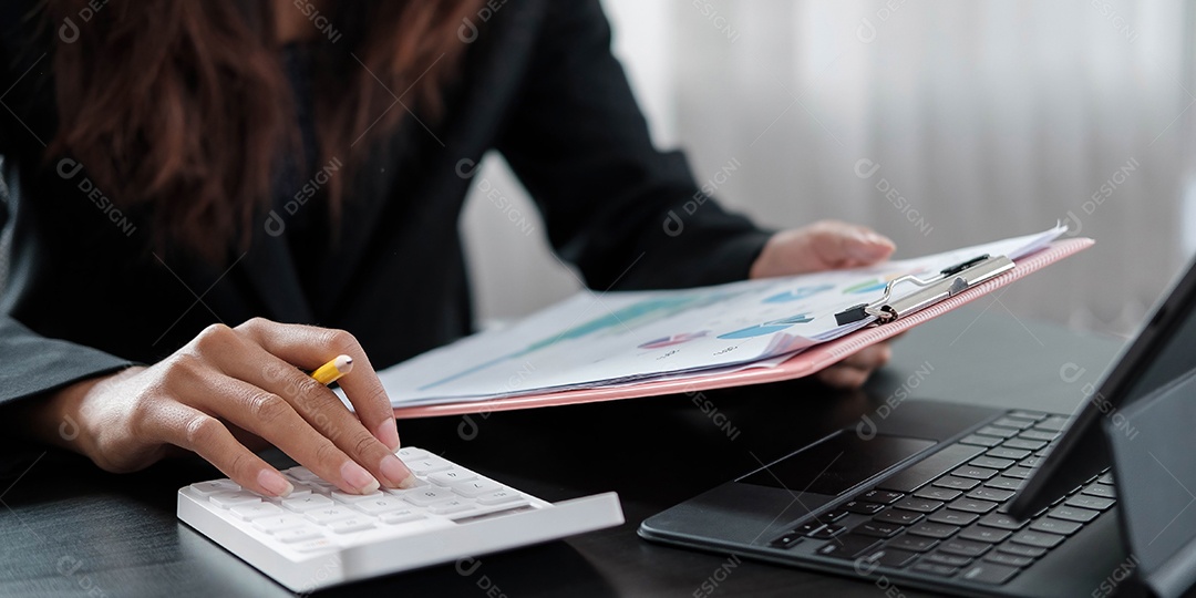 Uma empresária usando calculadora