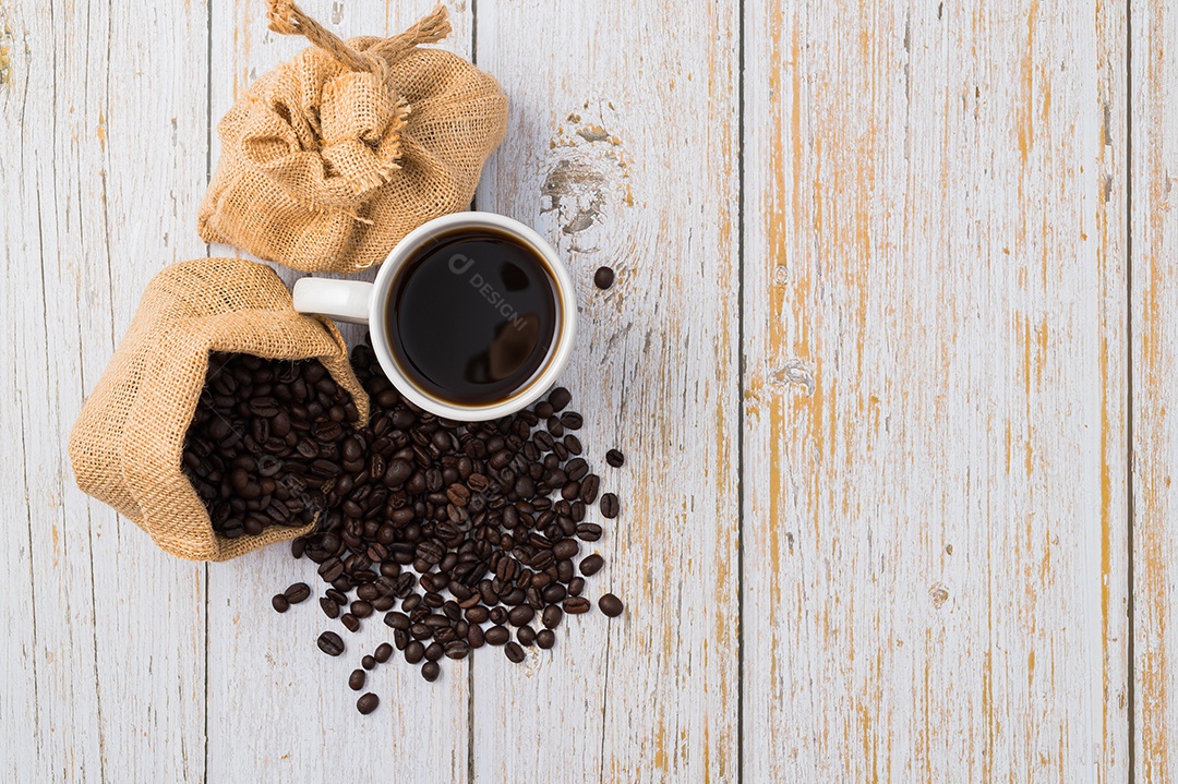 Adoro beber café, canecas de café e grãos de café na mesa