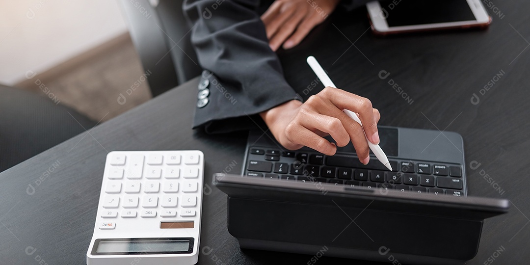 Mulher de negócios usando calculadora para fazer finanças matemáticas