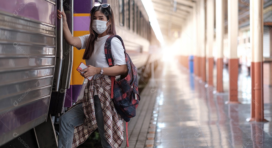 Feliz turista feminina na estação ferroviária no mapa móvel