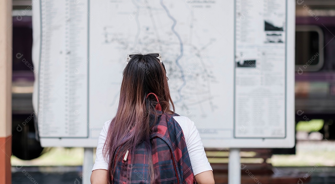 Mulher olha para o mapa para procurar local para viajar