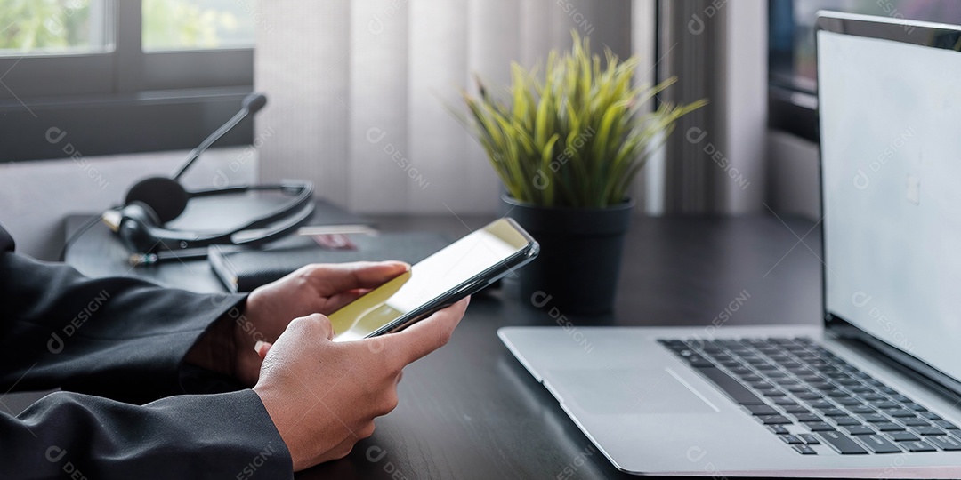 Mulher de negócios segurando smartphone recebendo mensagem