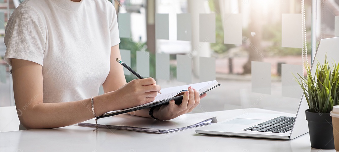 Empresária trabalha com documento em papel na prancheta