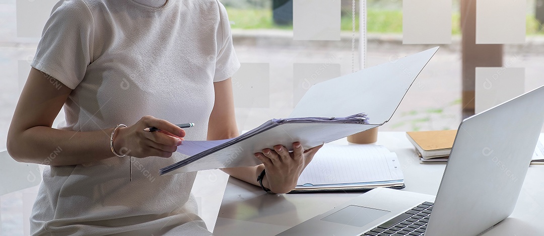 Trabalho de auditoria, empresário trabalha com documento em papel