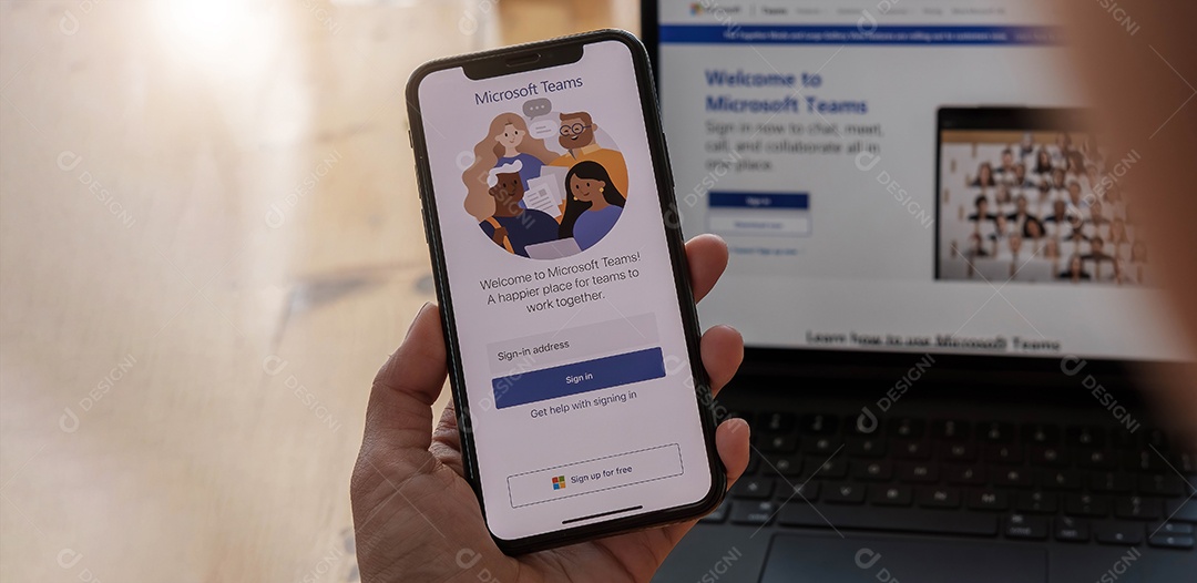 Um funcionário trabalhando em casa está baixando a plataforma social Microsoft Teams