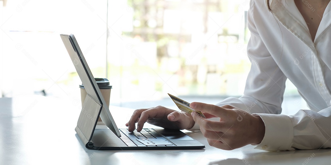 Mulher fazendo compras online com cartão de crédito.