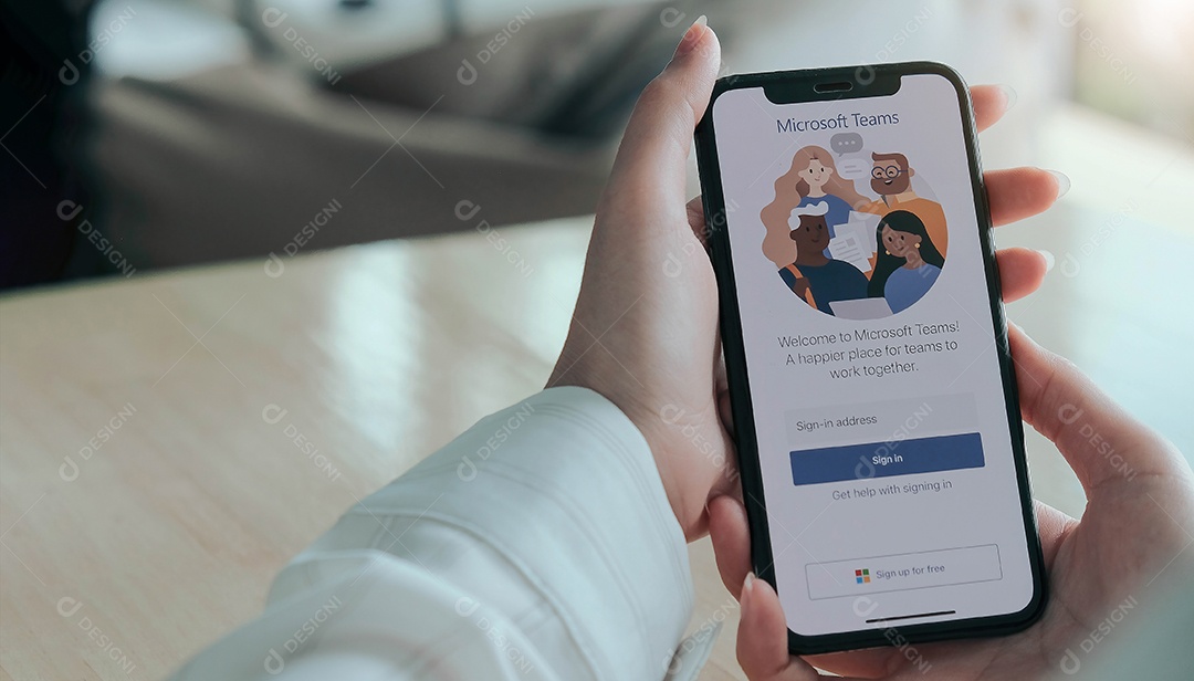 Um funcionário trabalhando em casa está baixando a plataforma social Microsoft Teams