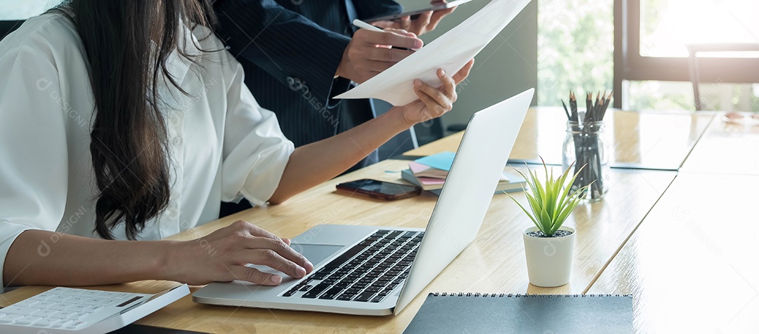 Empresários discutindo as tabelas e gráficos exibidos