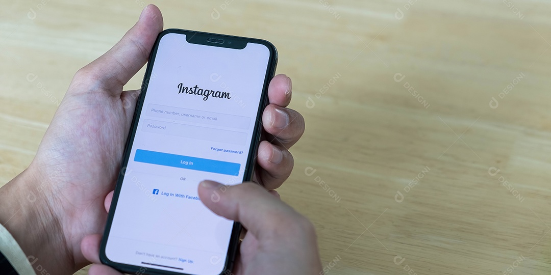Uma mulher segura o Apple iPhone X com o aplicativo Instagram na tela