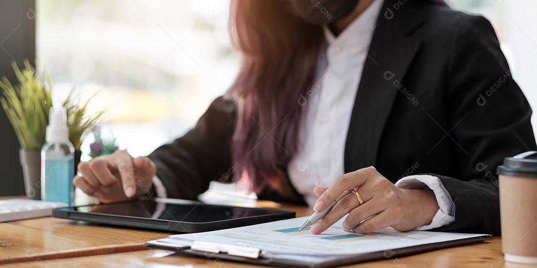Mulher de negócios usando calculadora e laptop para fazer matemática