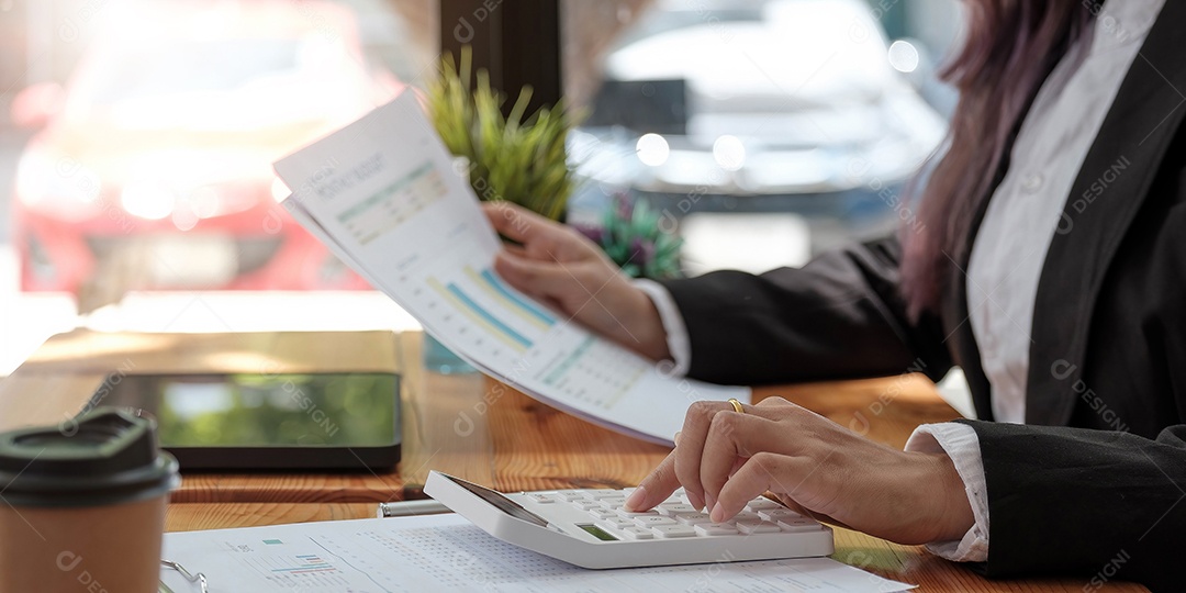 Mulher de negócios usando calculadora e laptop para fazer matemática