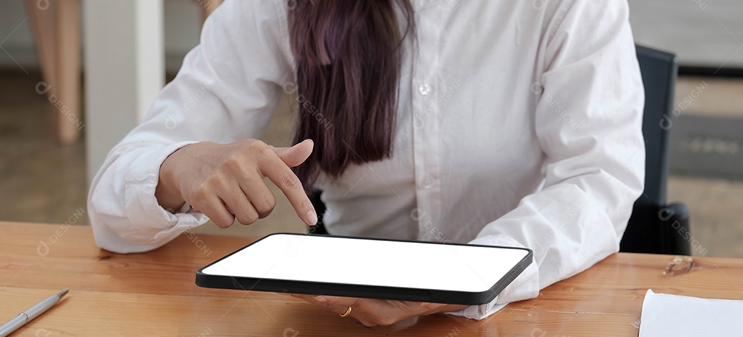 Maquete em branco da tela do computador. mão de mulher trabalhando usando laptop