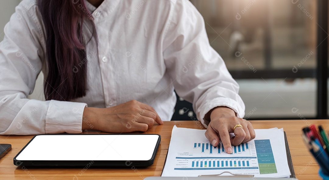 Maquete em branco da tela do computador. mão de mulher trabalhando usando laptop