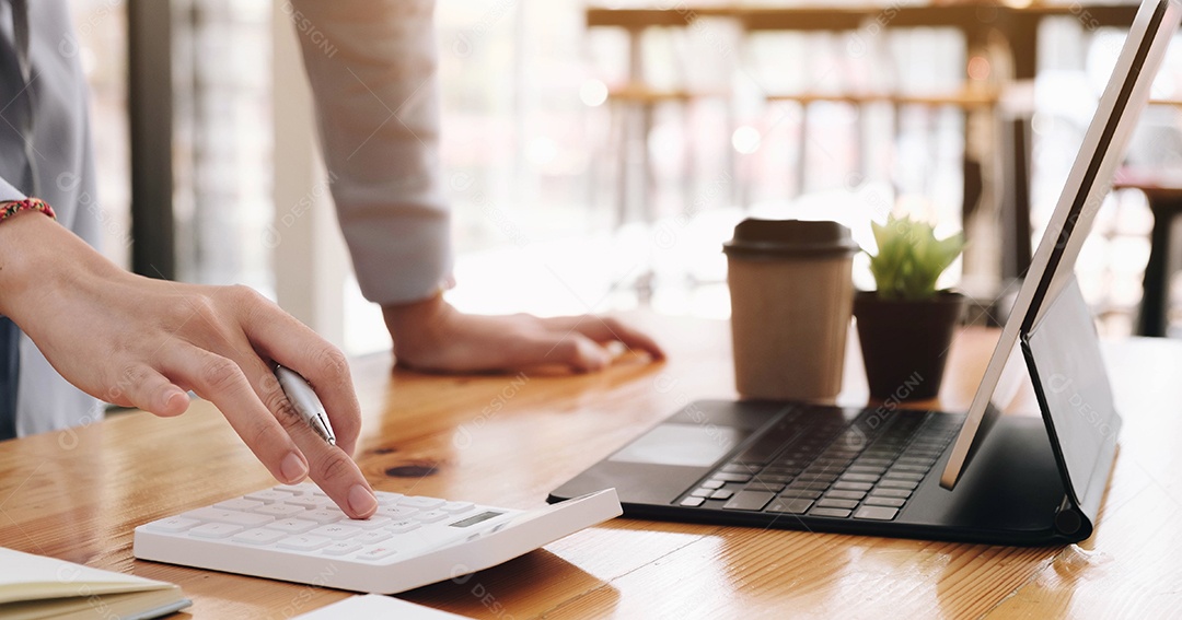 Mulher asiática pressionando calculadora para preparar informações do relatório