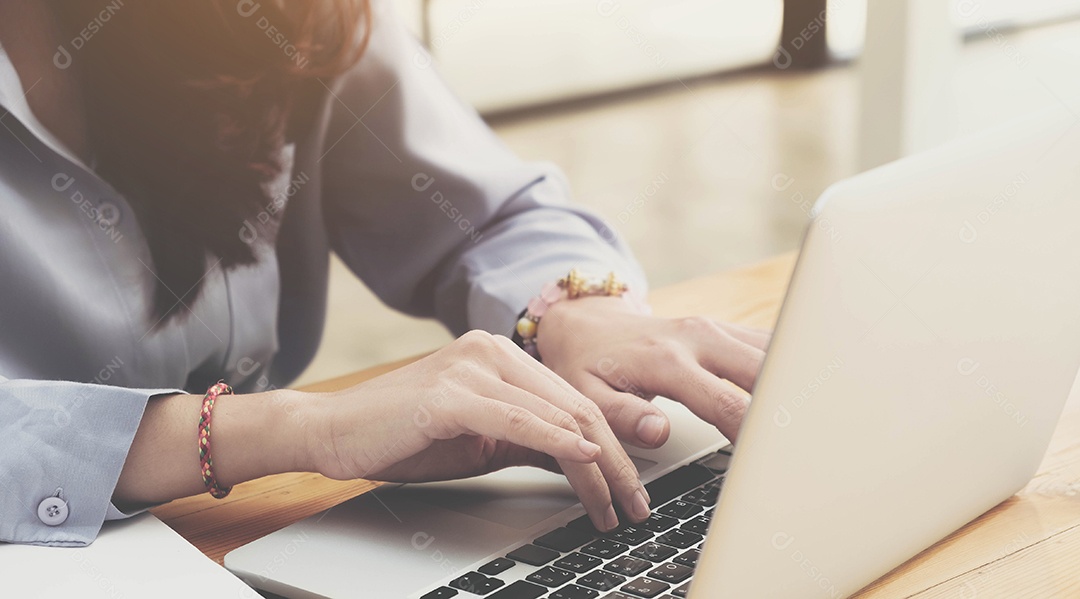 Mulher de negócios jovem trabalhando no computador portátil