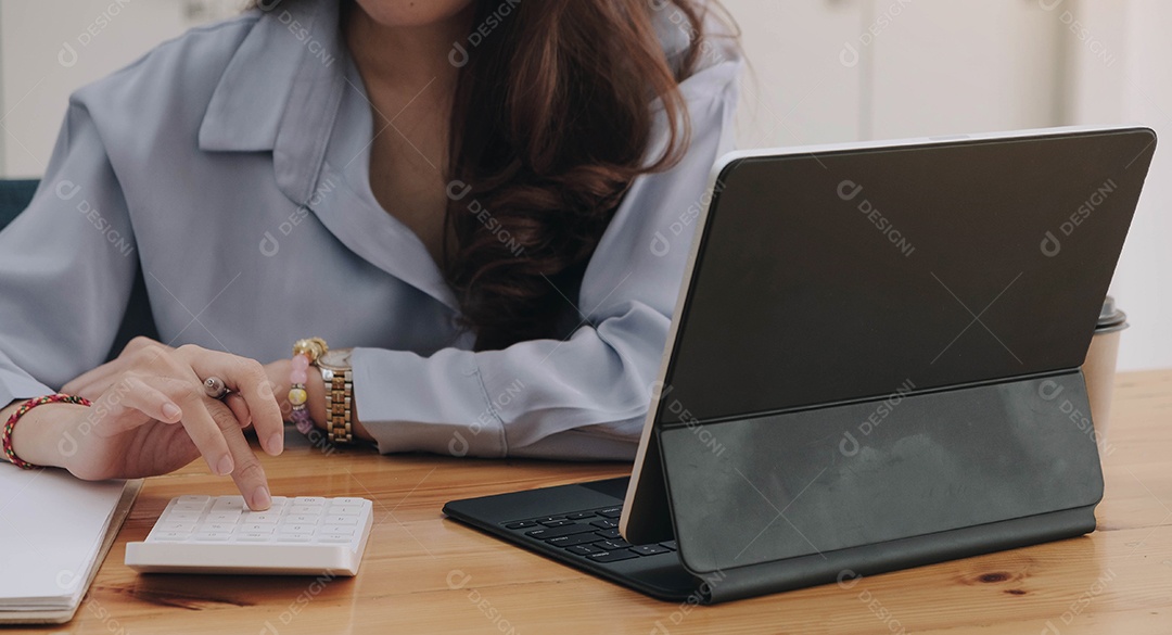 Conceito de negócios e finanças, mulher de negócios usando calculadora