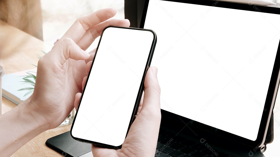 Vista superior Mulher sentada e segurando a tela em branco