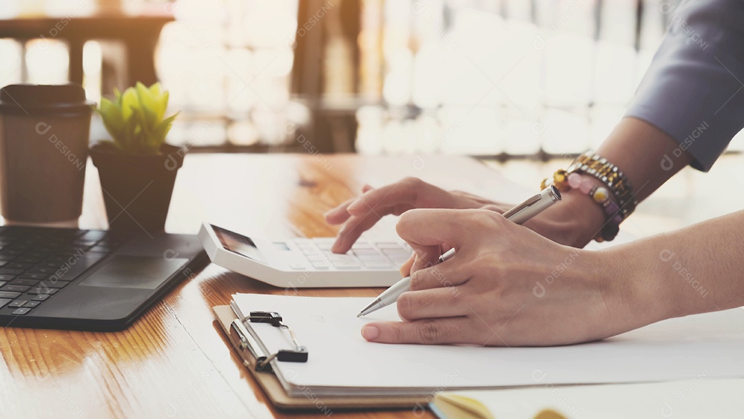 Contador feminino ou banqueiro fazendo cálculos.