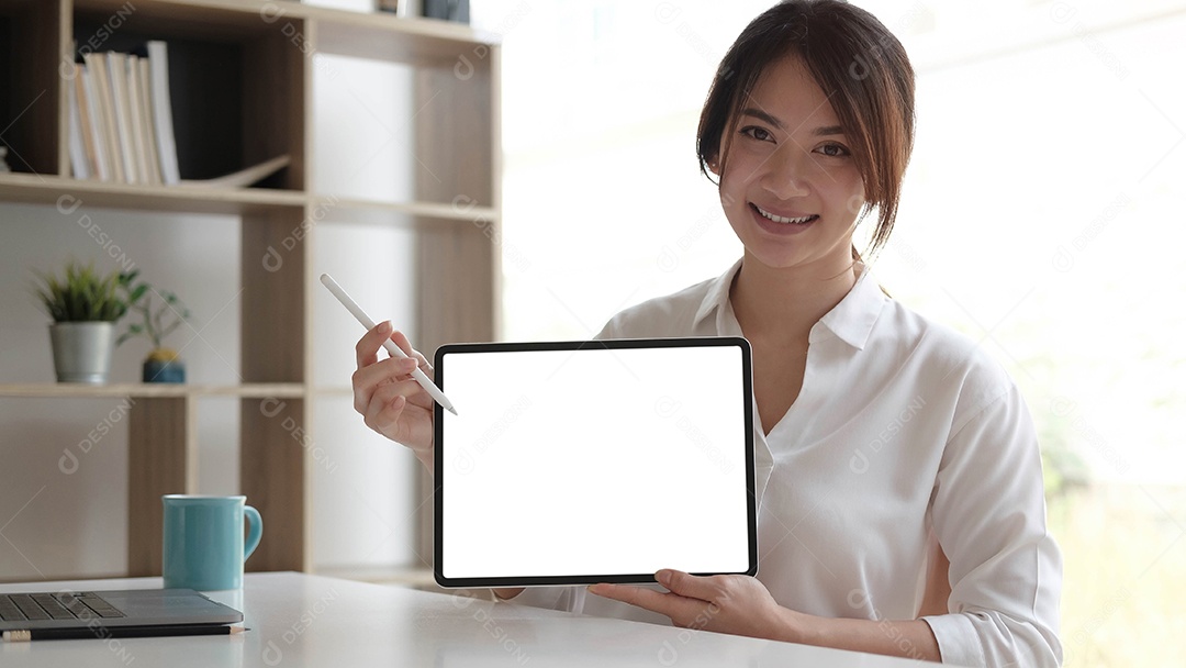 Vista da trabalhadora mostrando mock up tela do tablet