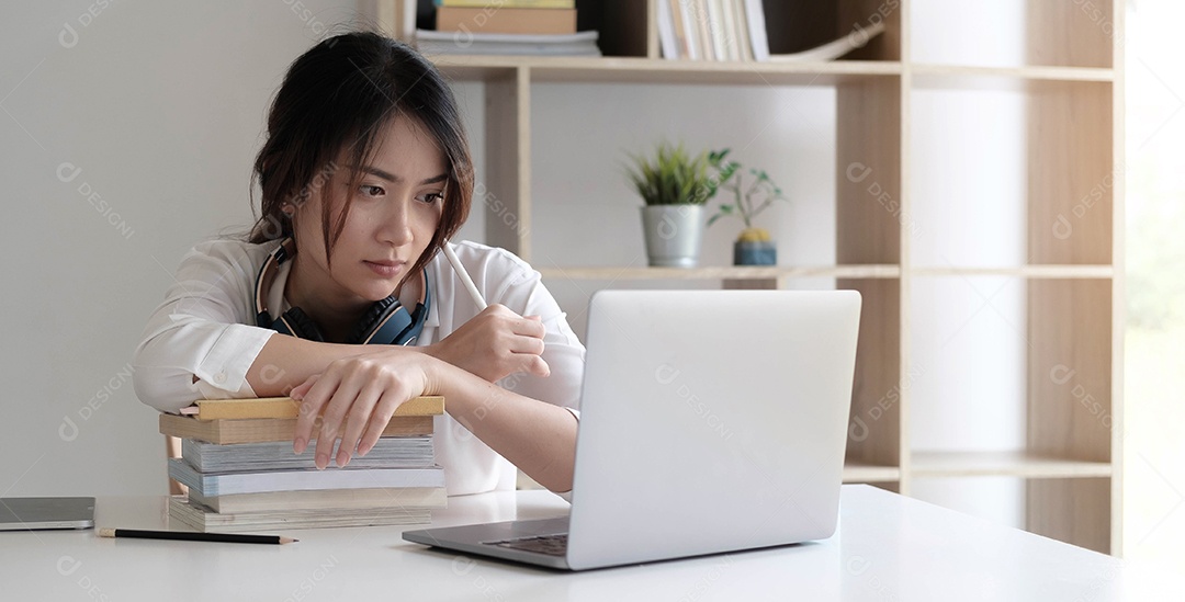 Estudo de uma jovem caucasiana em frente ao computador