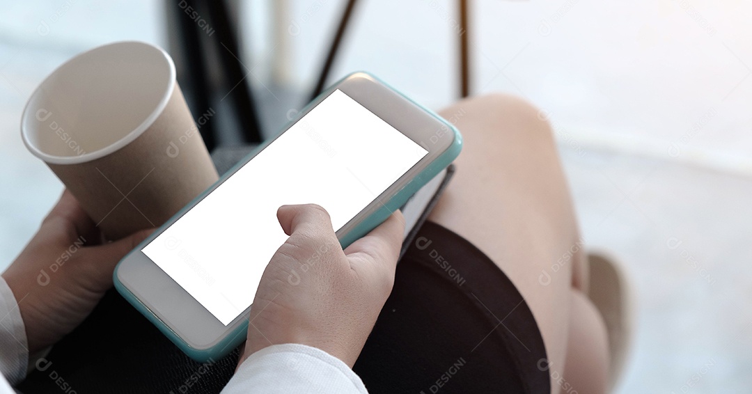 Mulher sentada e segurando a tela em branco