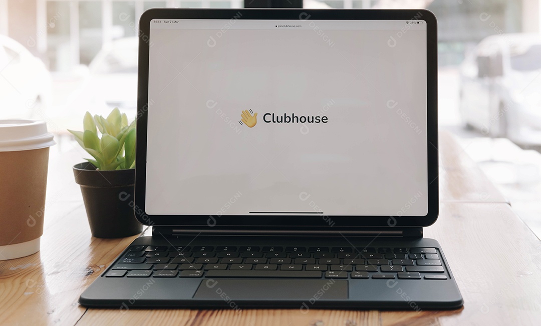 Tela do laptop com o logotipo de convite do Clubhouse em exibição.