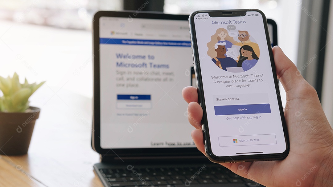 Um funcionário trabalhando em casa está baixando a plataforma social Microsoft Teams