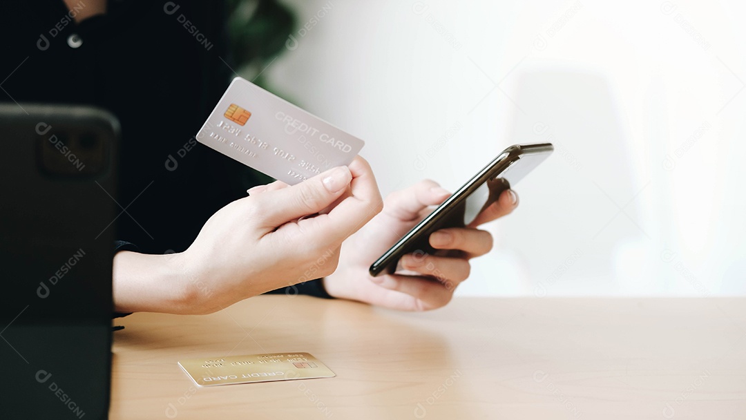 Mulher de camisa casual pagando com cartão de crédito online