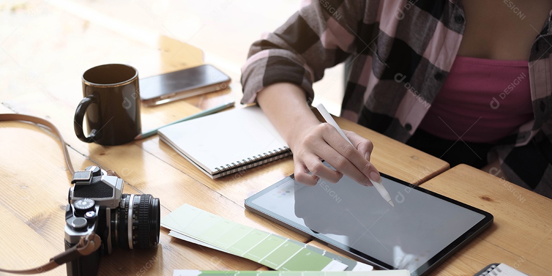 Mãos femininas e laptop com tela em branco.