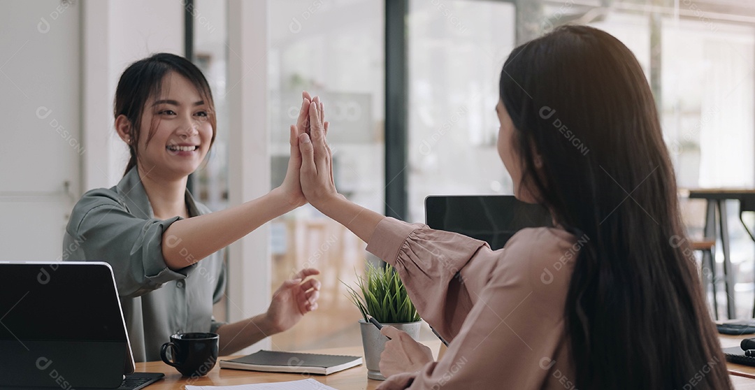 Duas empresárias fazendo planos para empresa