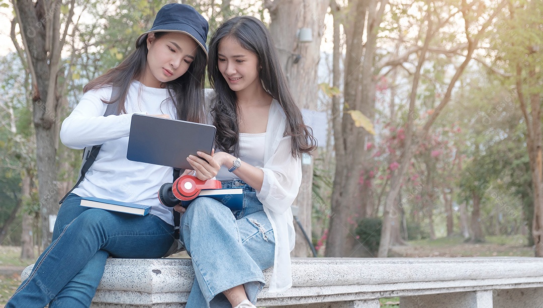 Duas estudantes estudando ao ar livre