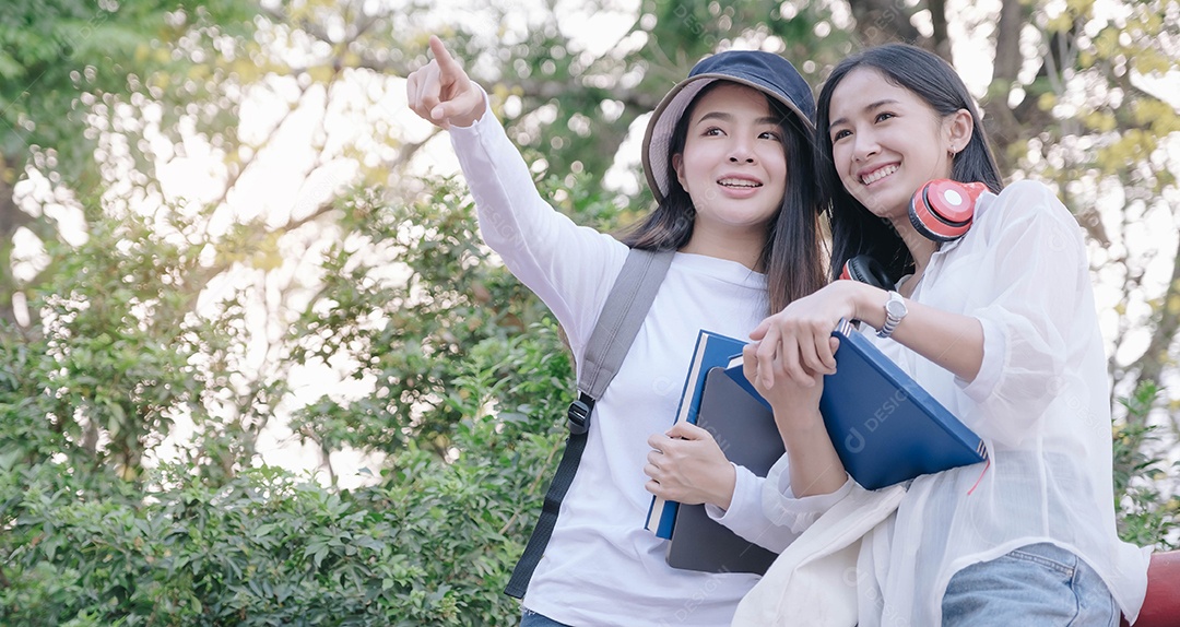 Duas estudantes estudando no parque