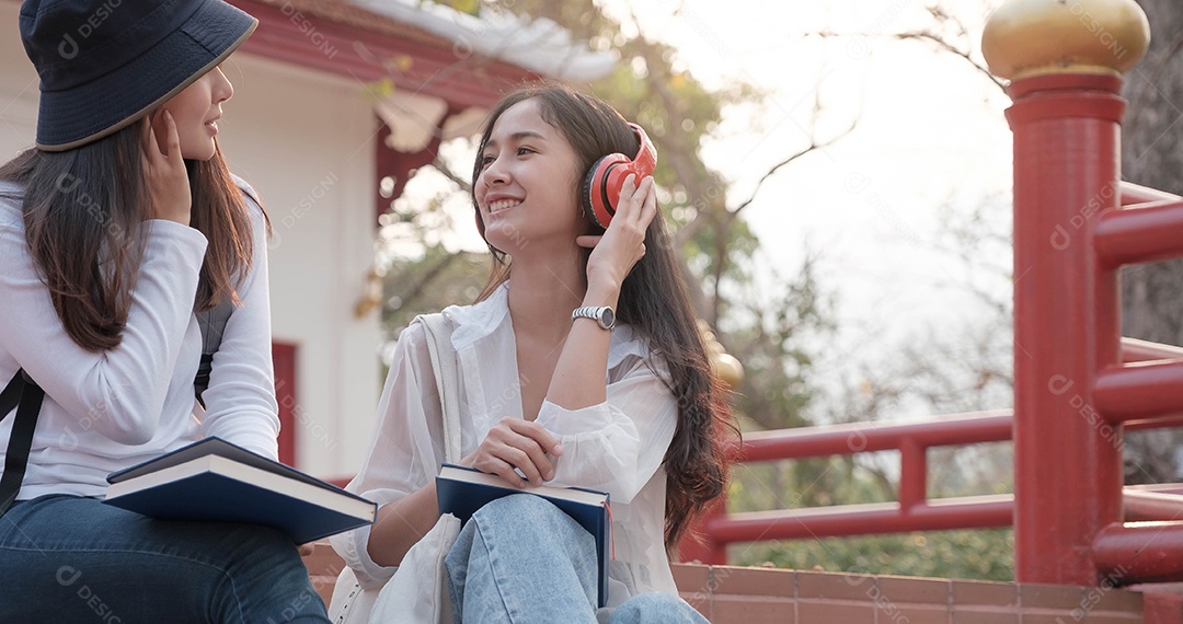 Duas estudantes estudando ao ar livre