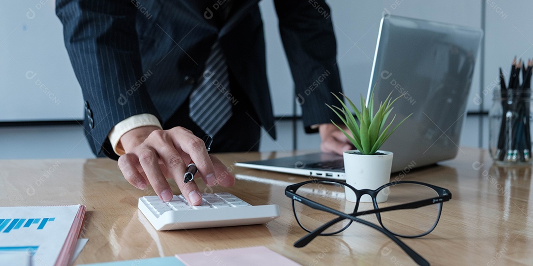 Empresário calculando gastos na calculadora